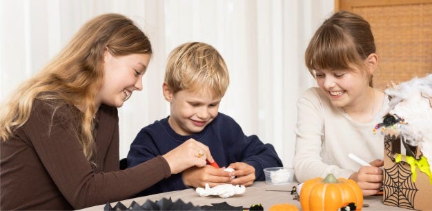 Immagine collage: i bambini realizzano decorazioni di Halloween