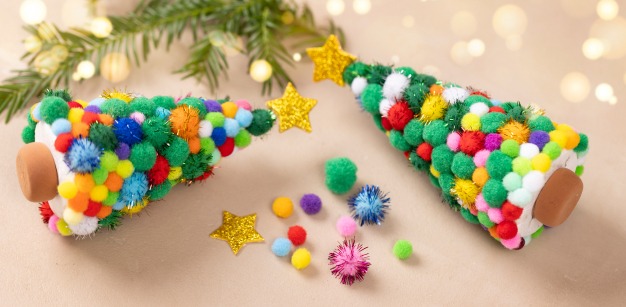 Decorazione natalizia fatta in casa con pompon