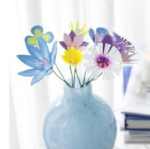 Foto collage: bouquet pasquale realizzato con ritagli di carta