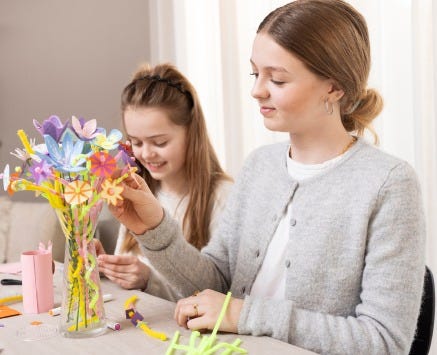 La ragazza raccoglie il mazzo di Pasqua
