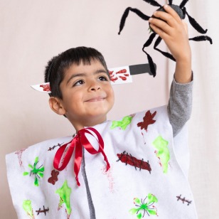 Immagine collage – Ragazzi vestiti da zombie con un ragno in mano