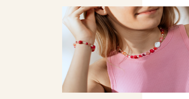 Modello con gioielli realizzati con agate