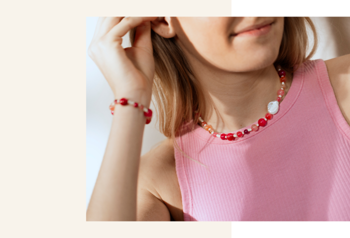 Modello con gioielli realizzati con agate