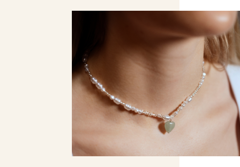 Modello con collana gioiello realizzata con cristalli