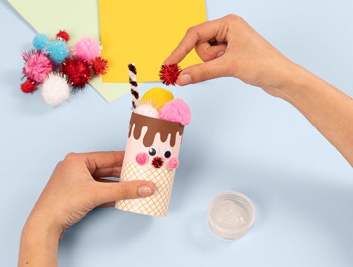 Cono gelato realizzato con carta igienica vuota