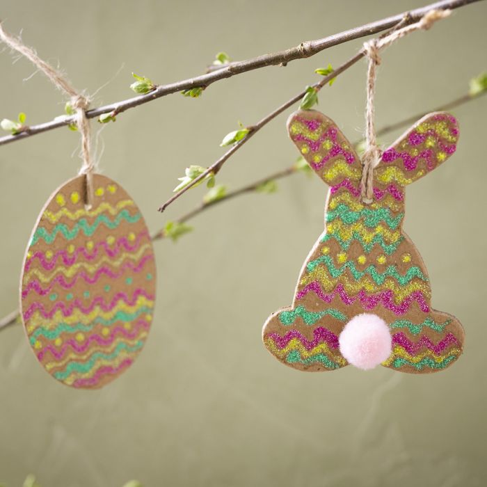 Uova di Pasqua e coniglietto pasquale con colla glitter e pompon