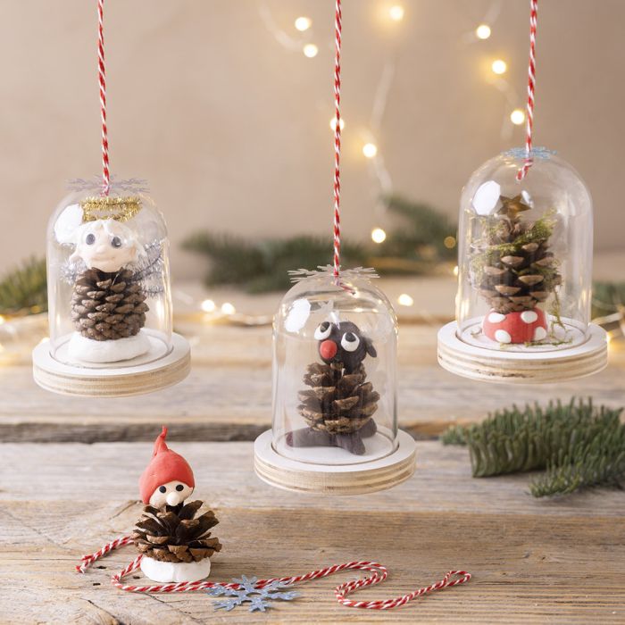 Campane festive con decorazioni con pigne da appendere