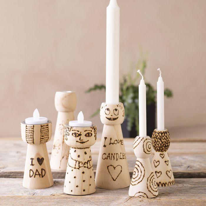 Portacandele in legno con motivi incisi