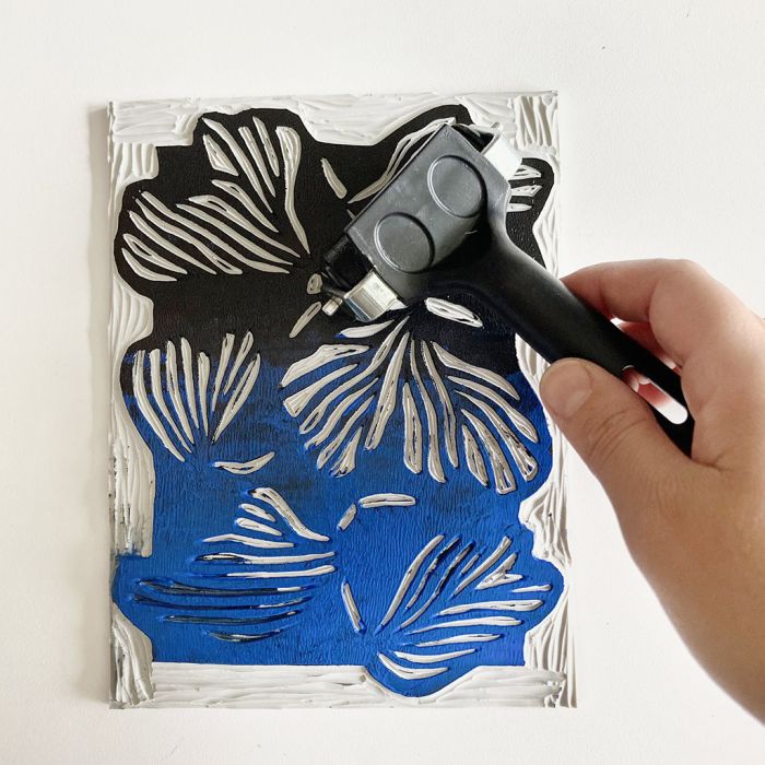 Come realizzare stampe a blocchi di linoleum con una gradazione di colore