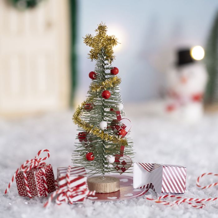 L'elfo decora l'albero di Natale