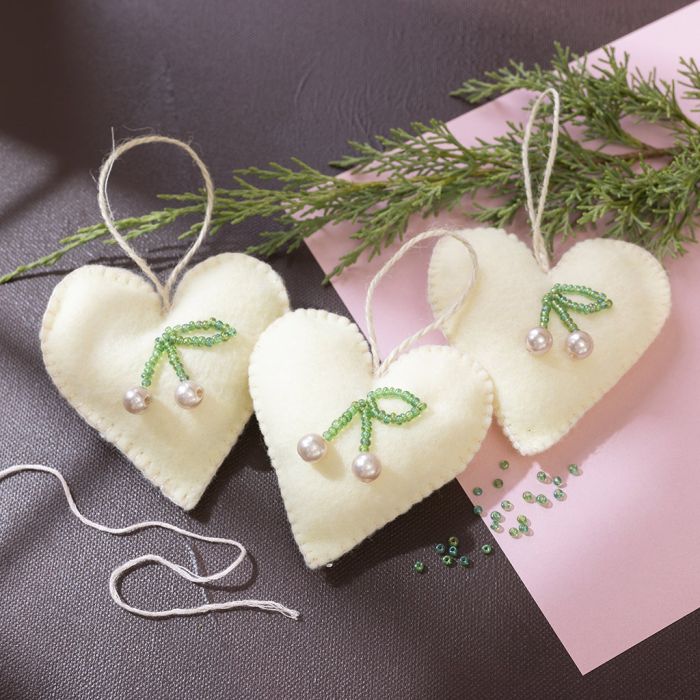 Cuori natalizi in feltro con ciliegie con perline