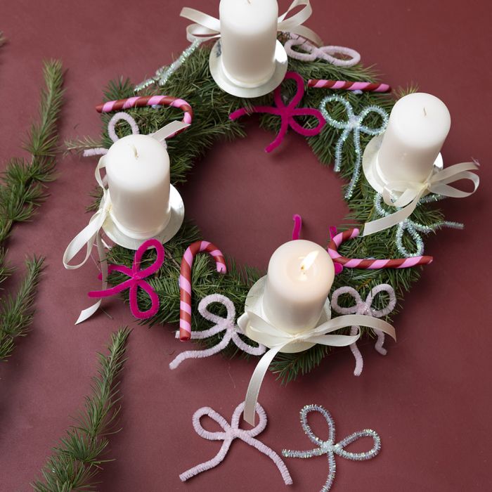 Corona di Natale con decorazioni in argilla fine e scovolini