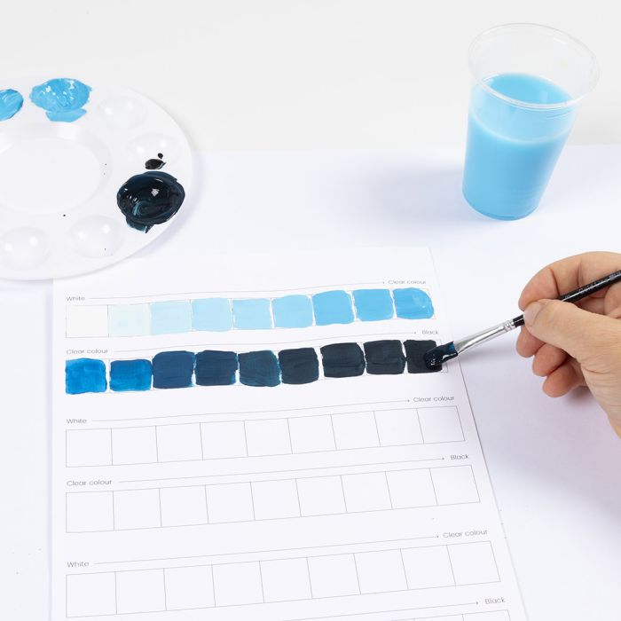 Come usare il bianco e il nero per cambiare la tonalità dei colori della gouache