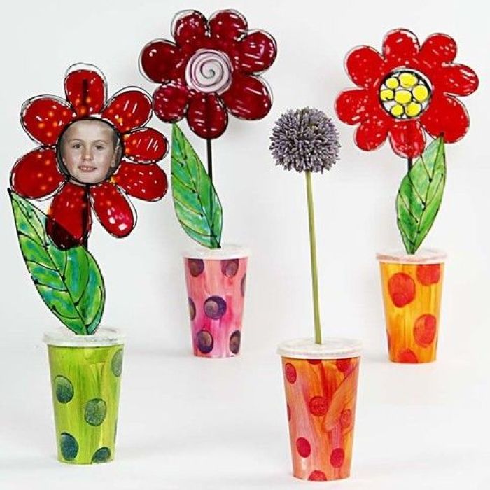 Vasi di carta con fiori colorati con la pittura per finestre