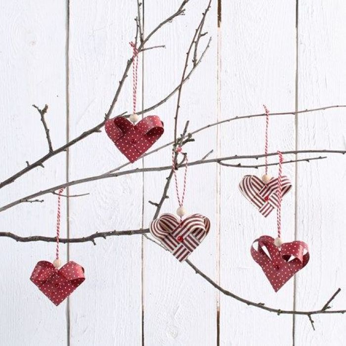 Cuori intrecciati con strisce di carta
