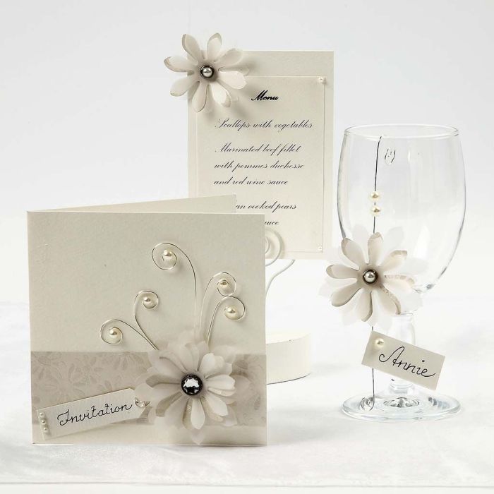 Biglietti color crema con fiori in carta di velluto