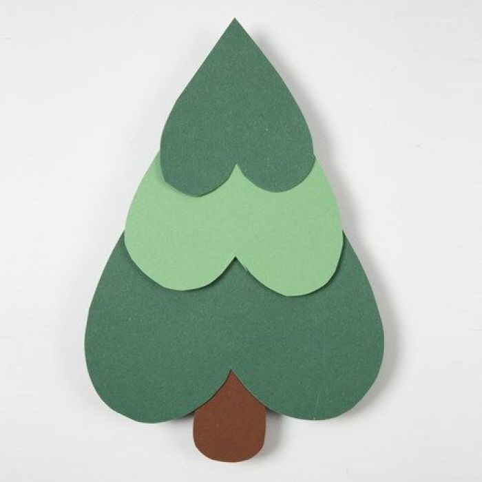 Albero di Natale con cuori di cartoncino