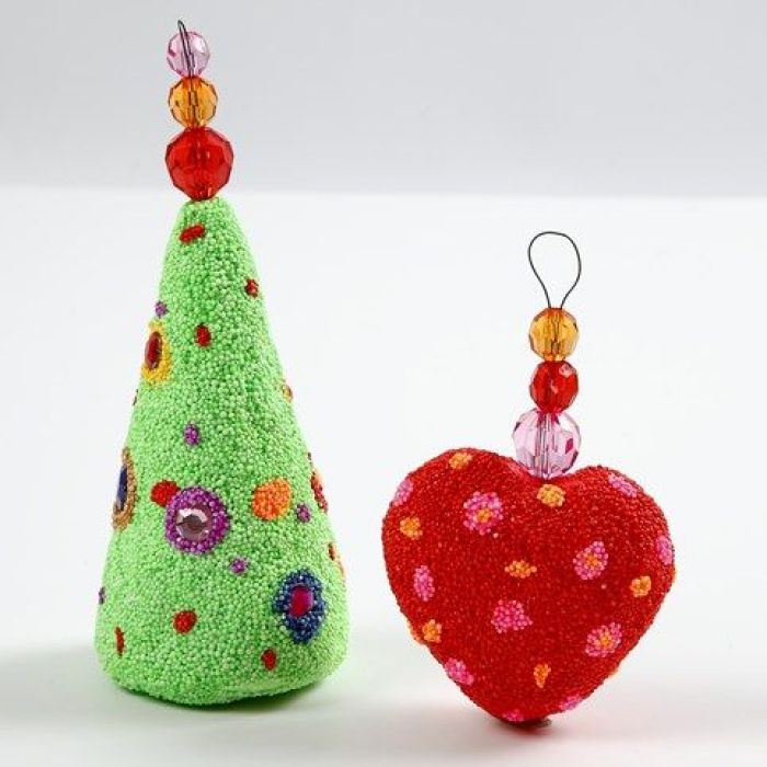 Decorazioni di Natale in polistirolo con Foam Clay e perline sfaccettate