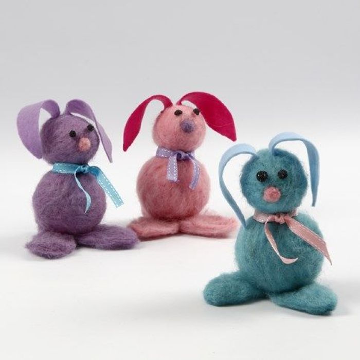 Una lepre infeltrita con orecchie di feltro e occhi di Foam Clay
