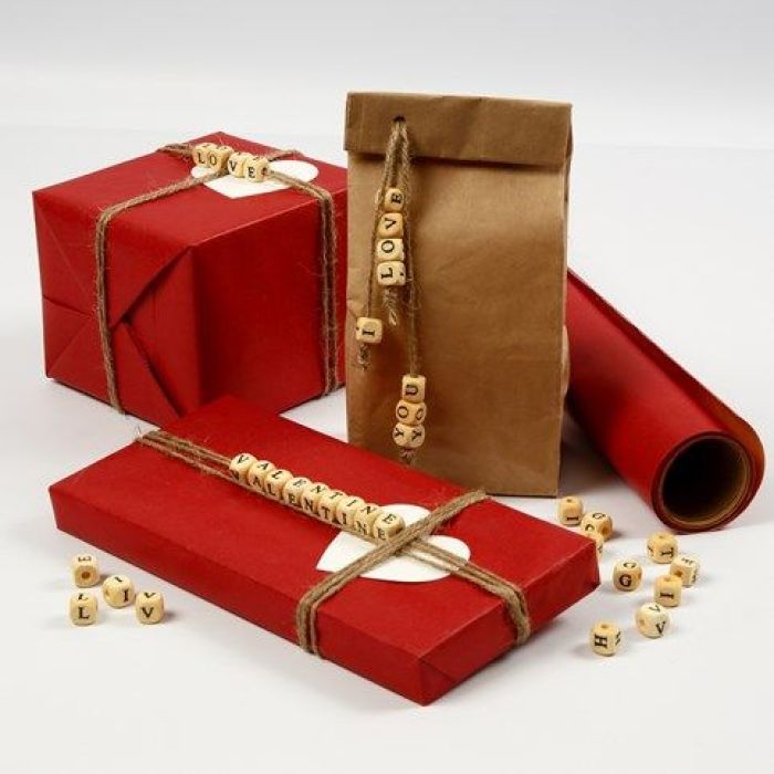 Confezioni regalo con perline in legno e lettere su spago naturale