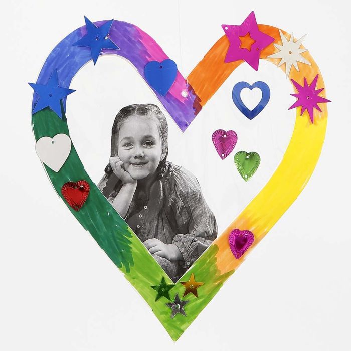 Cornice di cartoncino a forma di cuore decorata con pennarelli Colortime e lustrini