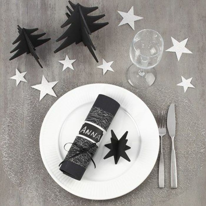 Decorare una tavola di Natale nera e argento