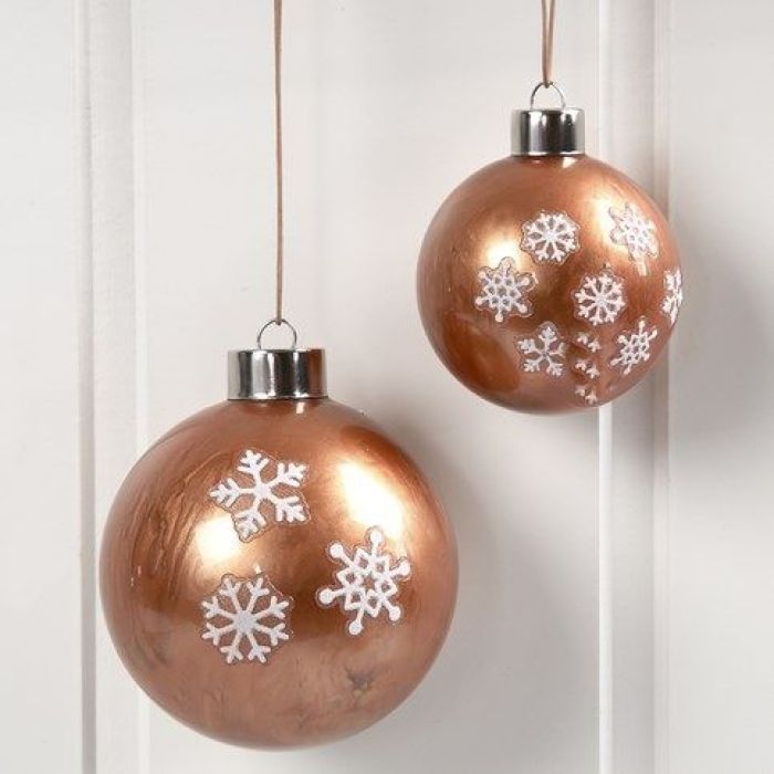 Sfera di vetro con pittura color rame all'interno e adesivi all'esterno