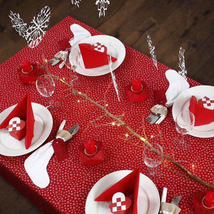 Decorate una tavola di Natale bianca e rossa