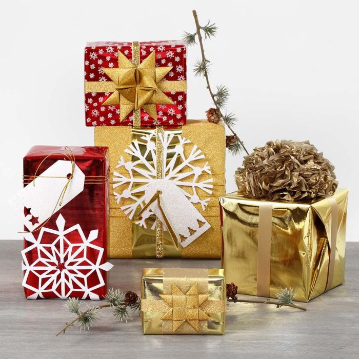 Confezionamento con carta da regalo e decorazioni scintillanti