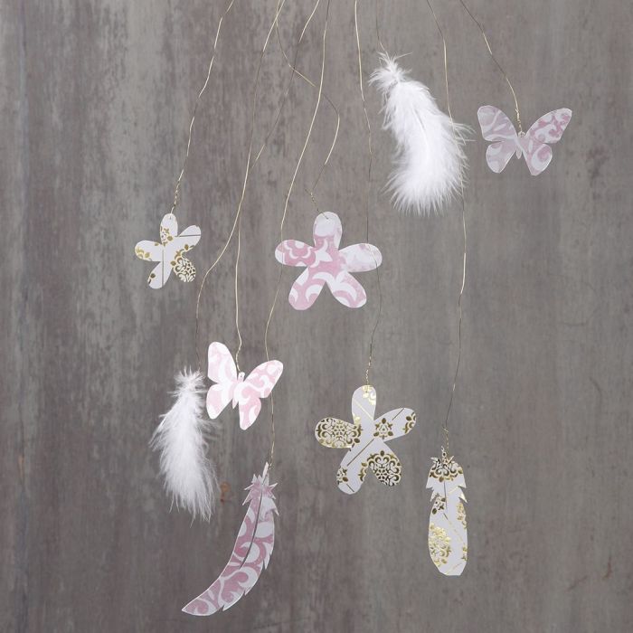 Decorazioni pendenti con ritagli e piume su filo di ottone