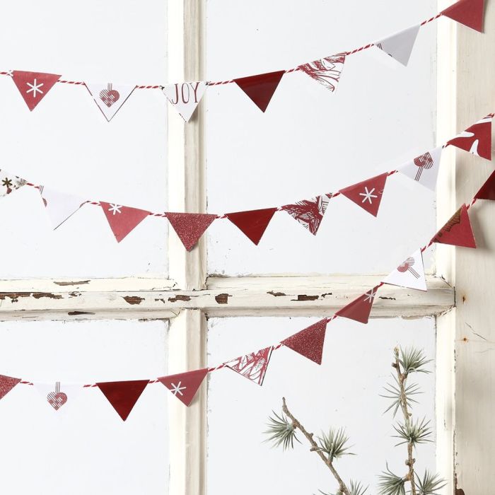 Festone realizzato con piccole bandiere in carta di Vivi Gade Design