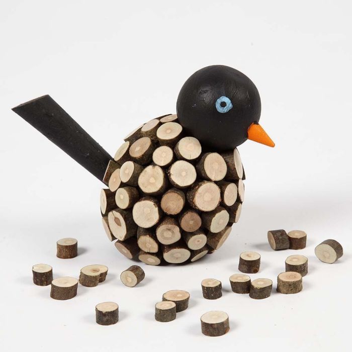 Uccellino colorato, decorato con piccoli dischi in legno con corteccia
