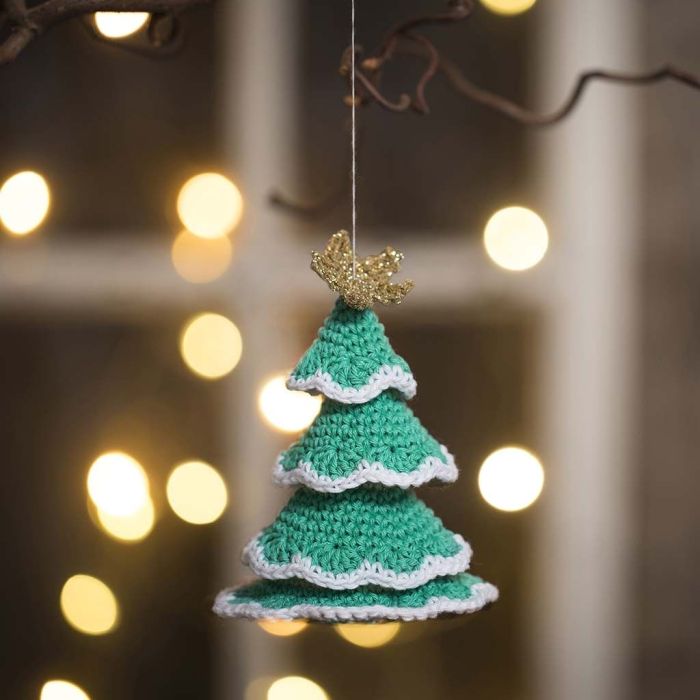 Un albero di Natale all'uncinetto da filati di cotone e filati d'oro 