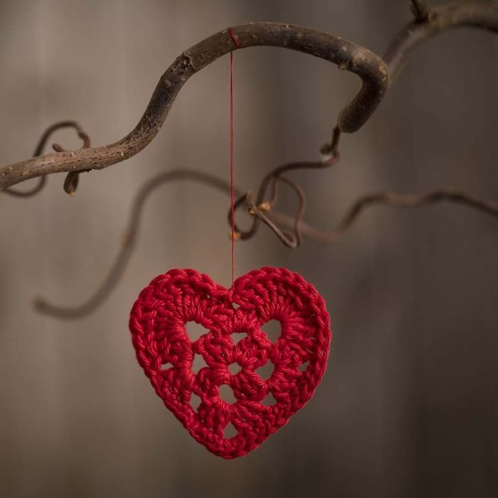 Un piccolo cuore all'uncinetto con filo di cotone 