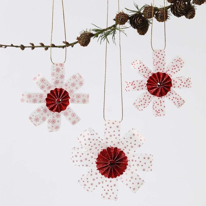 Decorazioni da appendere in strisce di carta di velluto per stelle, decorate con coccarde e glitter in mezzo
