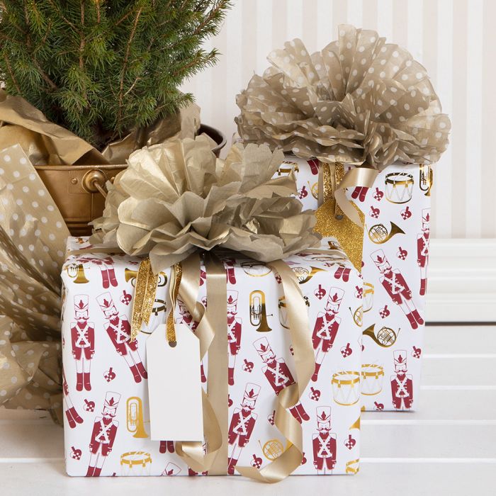 Confezione regalo natalizia con pom-pom di carta velina