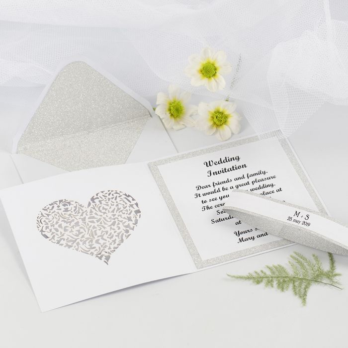 Partecipazione nuziale e busta decorata con carta fantasia 