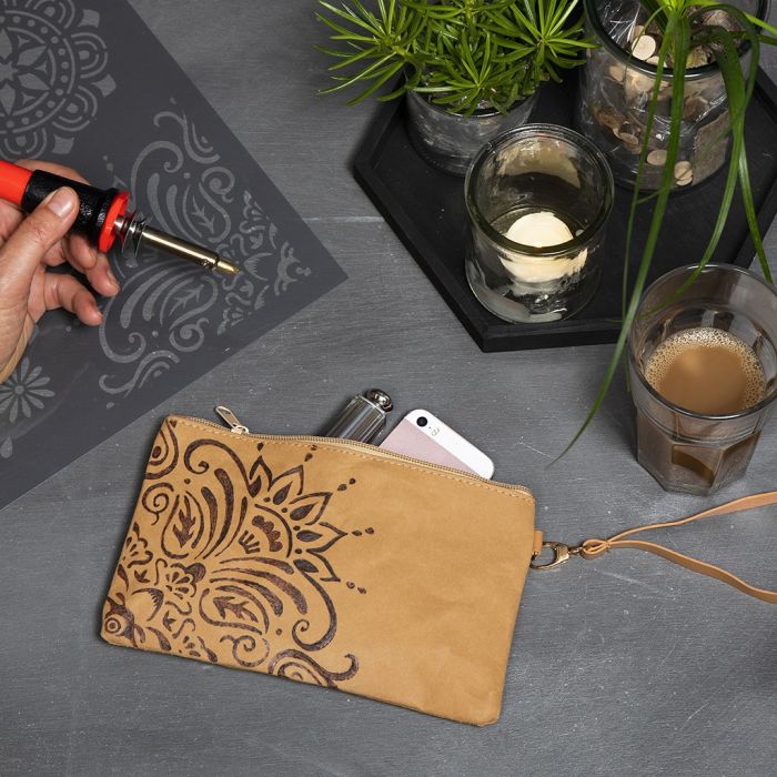 Borsetta di carta in finta pelle decorata con motivo etnico usando un pirografo