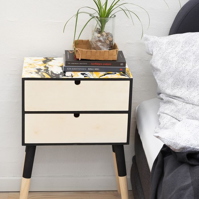 Arte fluida con Pouring-Fluid su una cassettiera in legno 