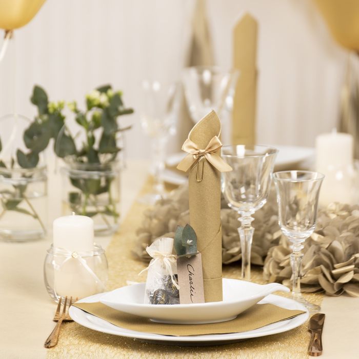 Decori da tavola oro con fiori di carta, palloncini, tovagliolo piegato e segnaposto