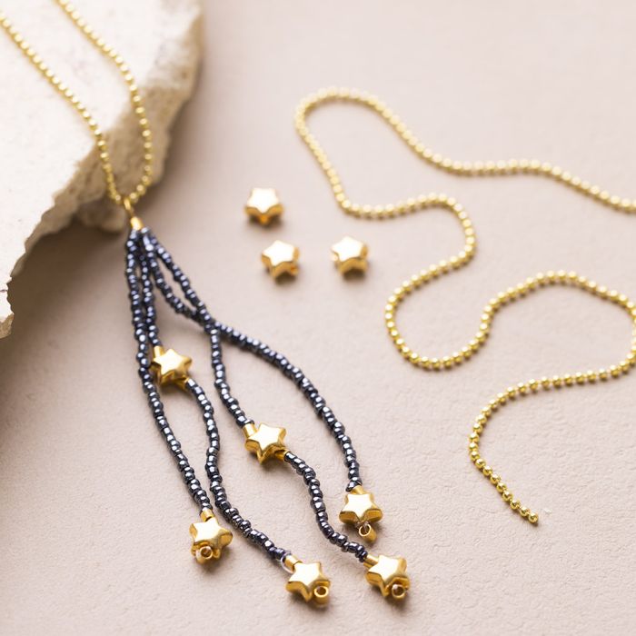 Nappa in perline rocaille su collana con perle rocaille a fiore e perle spaziatrici a stella