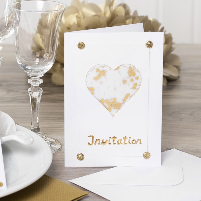 Invito decorato con un cuore di carta pergamena, glitter, strass e pellicola decorativa