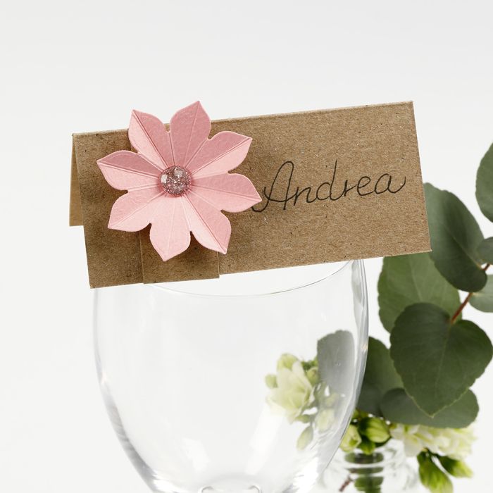 Segnaposto decorato con fiore in cartoncino effetto 3D