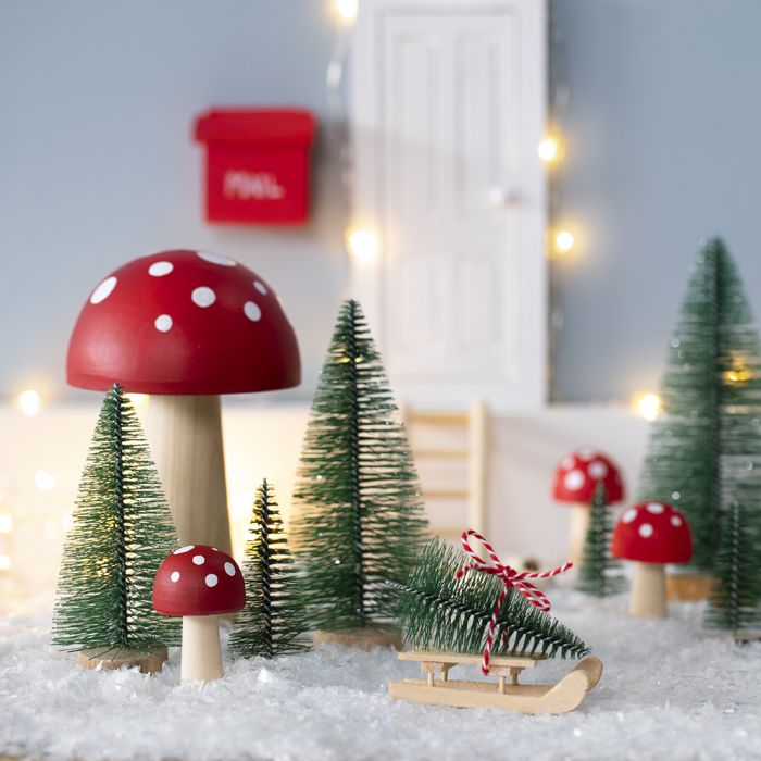 L'Elfo ha un albero di Natale davanti alla sua porta 