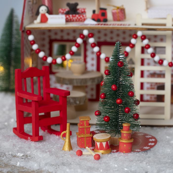 L'Elfo che decora la casetta di Babbo Natale