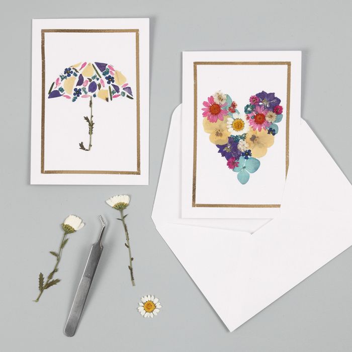 Biglietti d'auguri con motivi di fiori secchi e una cornice in pellicola decorativa