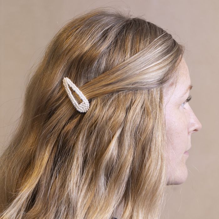 Clip per capelli decorata con perle in cera cucite assieme