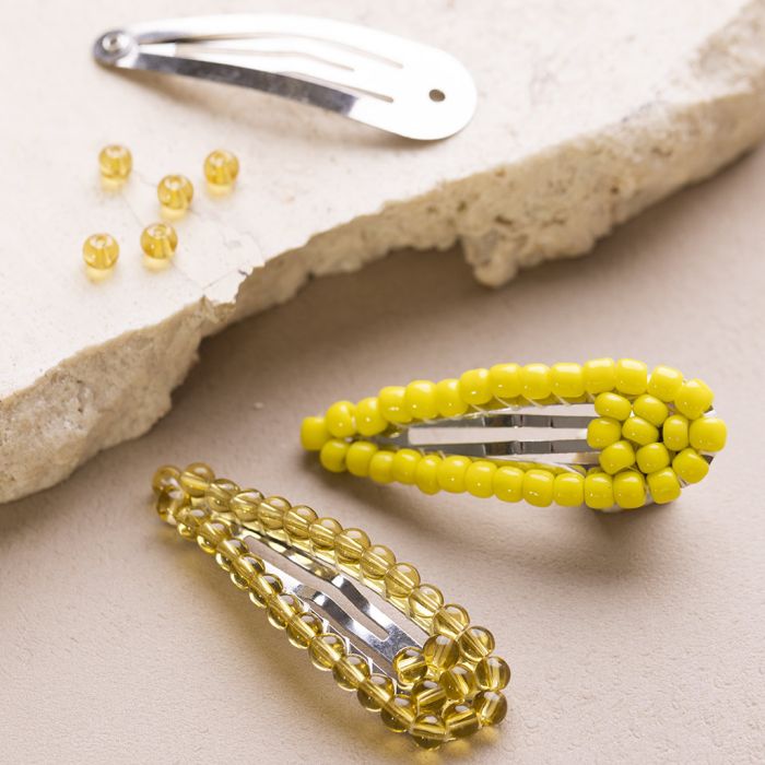 Molletta per capelli decorata con perline rocaille e perle di vetro