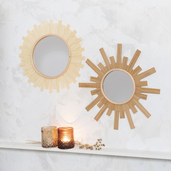 Uno specchio decorato come il sole con impiallacciatura di legno