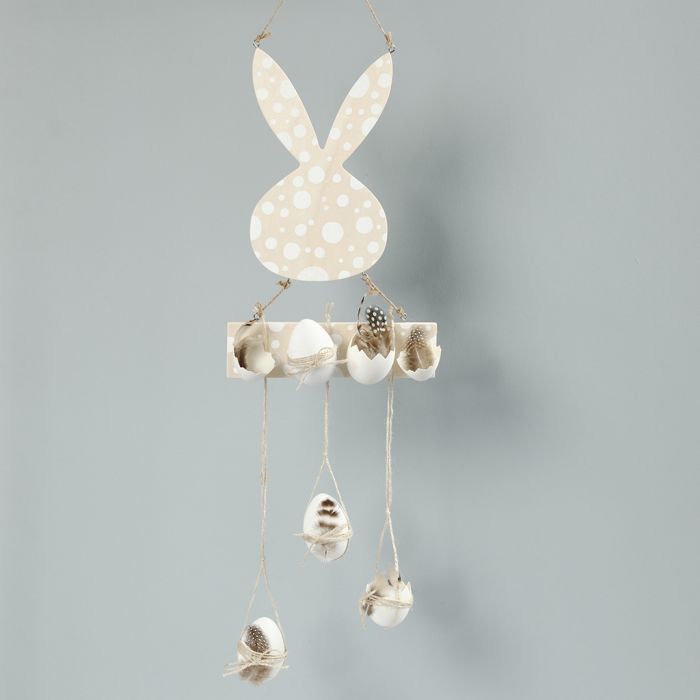 Una decorazione pendente di Pasqua con uova e piume